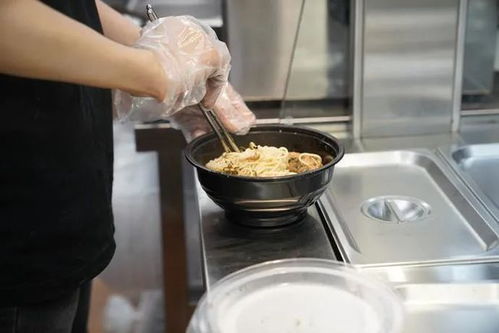 便利店里开面馆 上海现首家兼营餐饮服务的小便利店